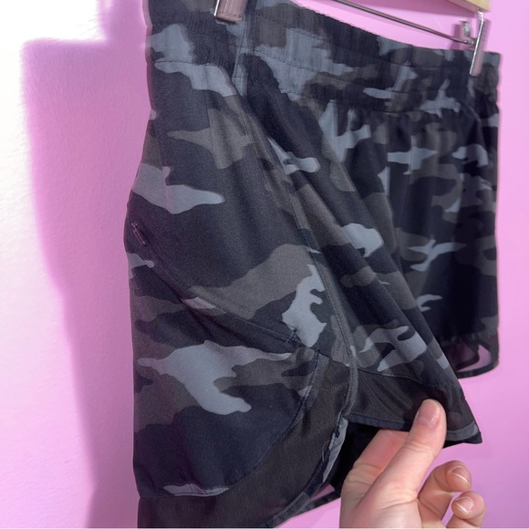 Athleta Racer Run Shorts Women’s Size Large Black Camo 4” - Picture 6 of 13